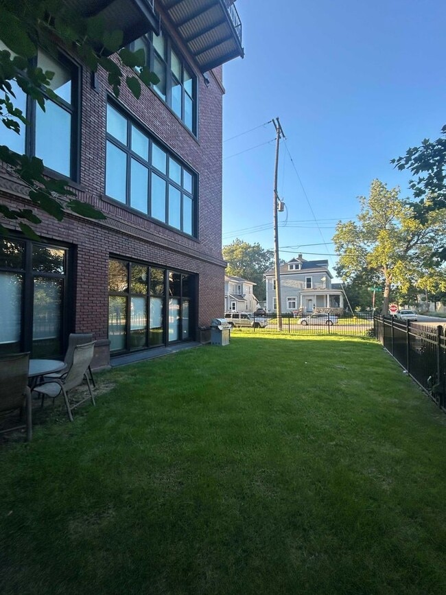 2 bed/ 1 bath corner condo - 2 bed/ 1 bath corner condo