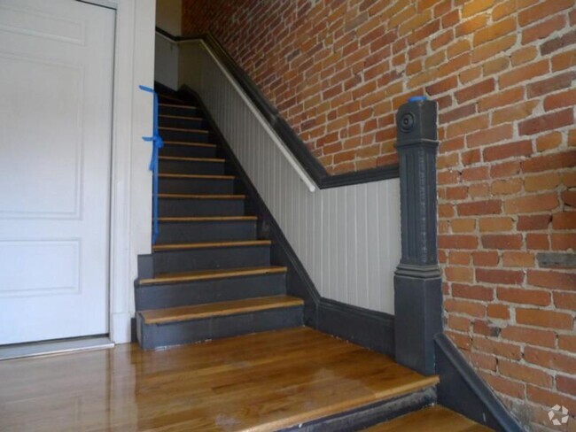 Building Photo - Huntington 4-Bed Rental