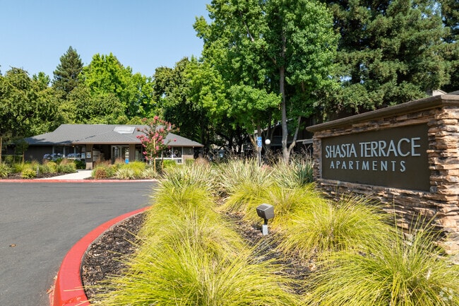 Letrero de monumento - Shasta Terrace