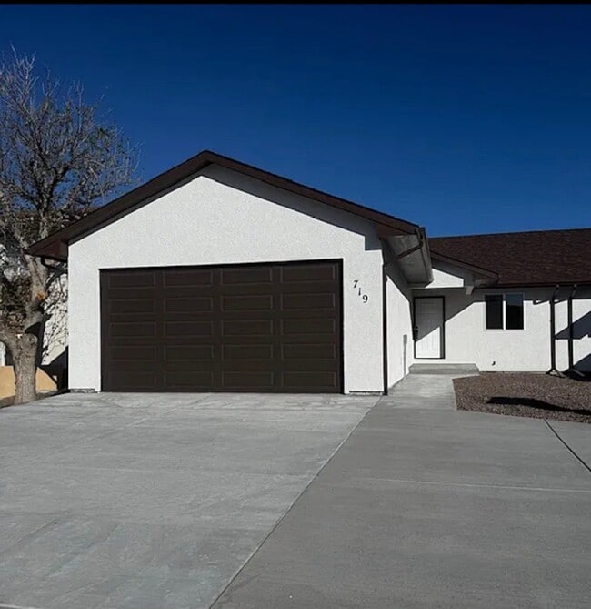 Building Photo - 719 S Bellflower Dr