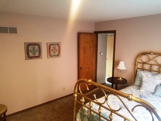 Photo - Royal Oaks Apartments