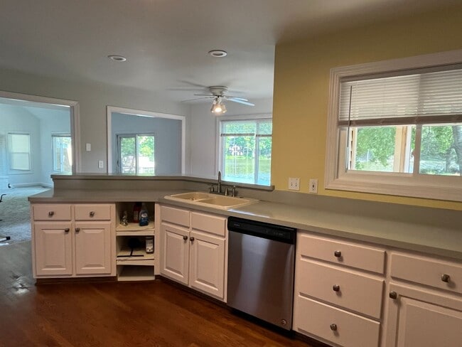 Photo - Beautiful 4 bedroom, 2.5 bathroom house on...