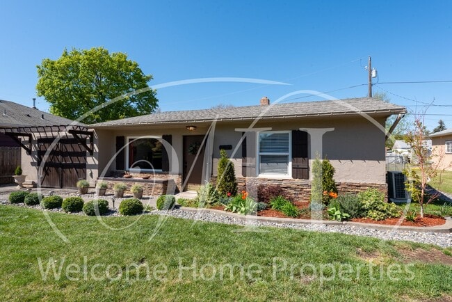 Building Photo - 109 NE Cedar Ave Unit 109 Cedar,  1