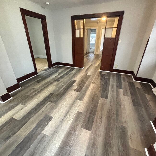 Photo - 910 Dakin St