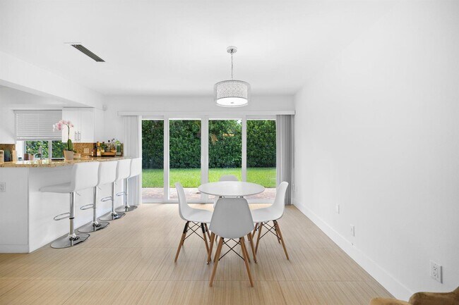 Photo - 811 Capri St