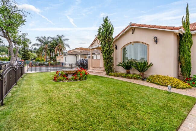 Edificio alternativo - 4937 Hesperia Ave