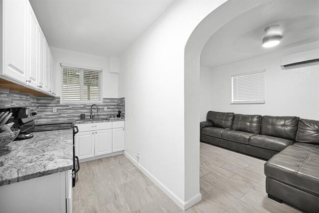 Photo - 201 SE 23rd St Unit 4