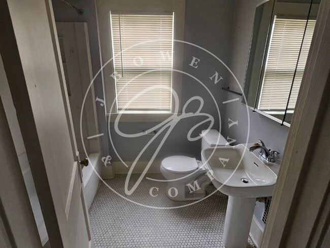 Photo - Charming 2 Bed, 1 Bath lower duplex in Toledo, OH - Don't Miss Out!