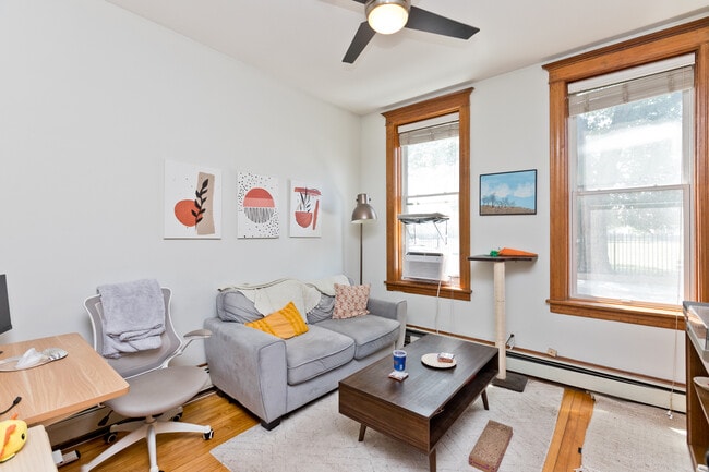 Building Photo - 2139 N Oakley Ave Unit 1