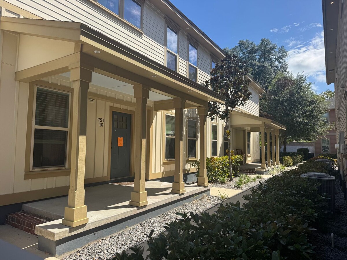 Photo - Student Living Near UF - 3 Bed / 3 Bath Ho...