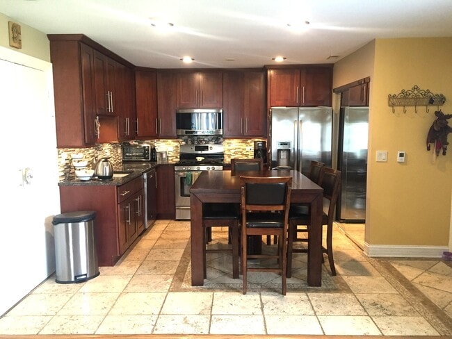 Photo - 1581 Quaker Ln