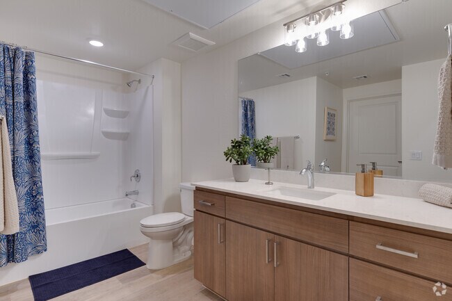 1BR, 1BA - 750SF - Bathroom - Woodcrest at Power Ranch Apartments