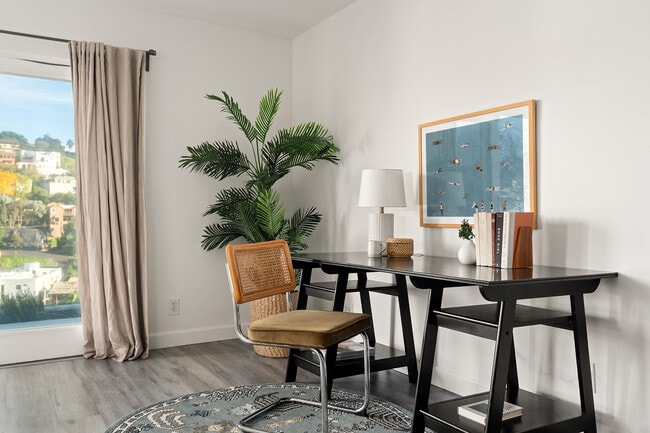 Photo - 1742 Redesdale Ave Unidad B