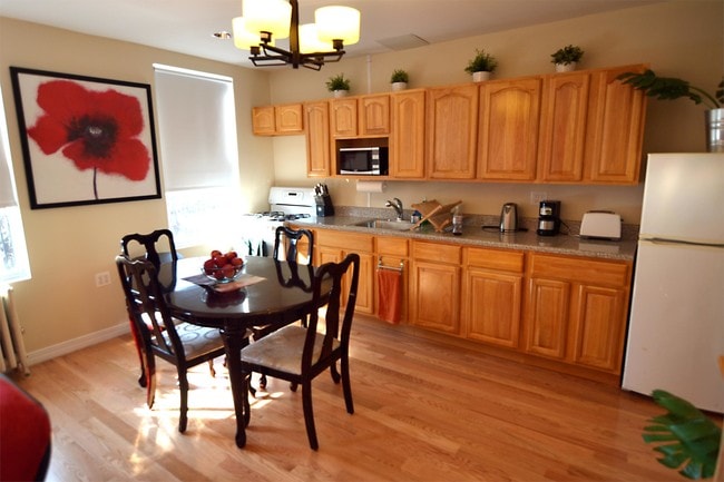 Building Photo - 170 17th St Unit Suite 3