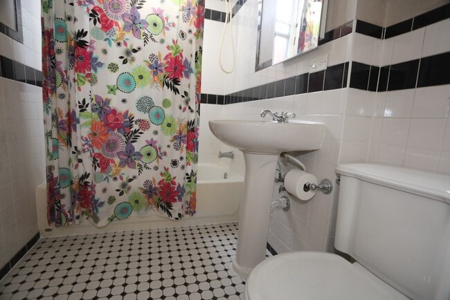 Photo - 1927 W Schiller St Unit 3R