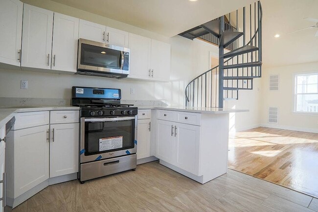40 Cedar Swamp Rd Unit 1005