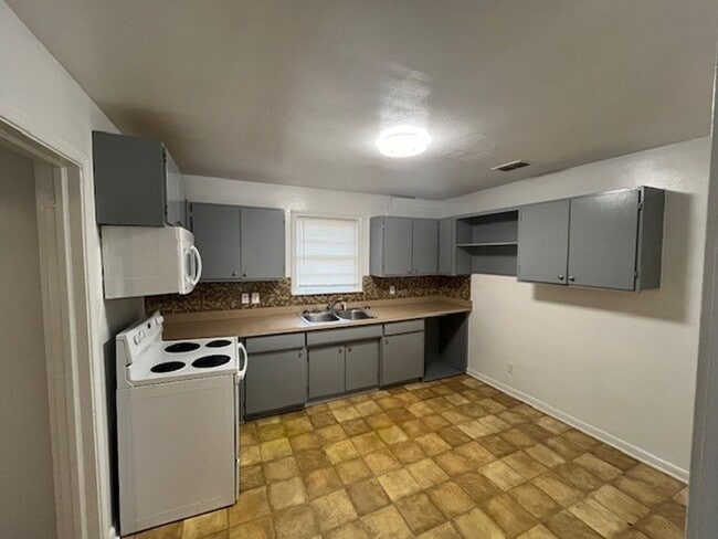 Photo - 3 bedroom 1 bath house with a large back yard! Available August 2026