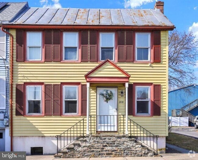 Building Photo - 208 W 2nd St Rental