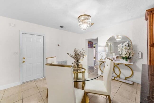 Photo - 795 SE 17th St