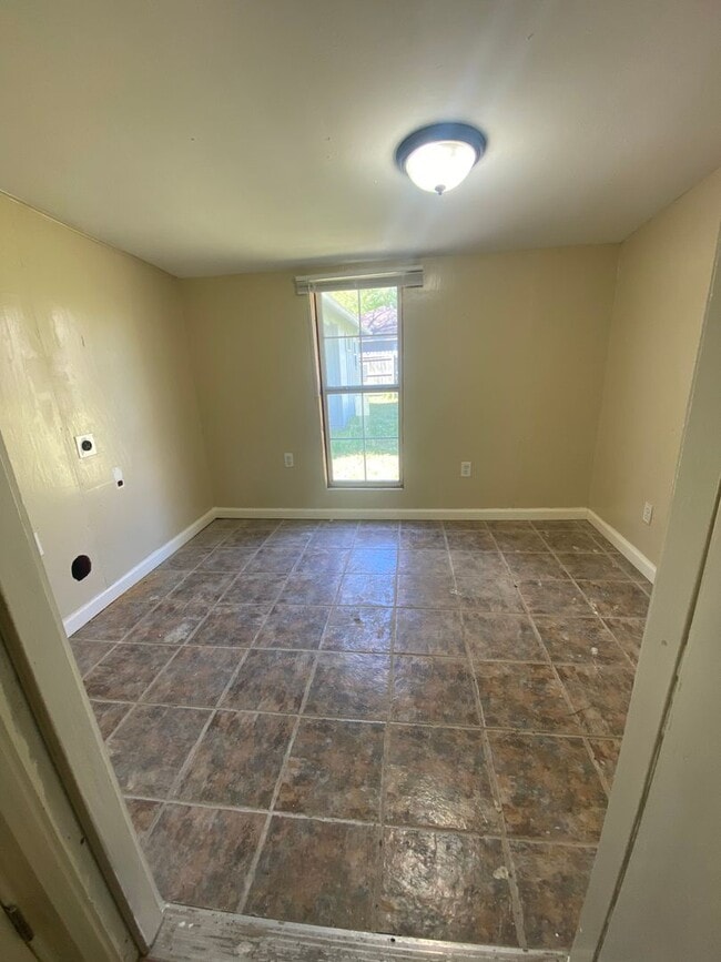 240 W Hooks St