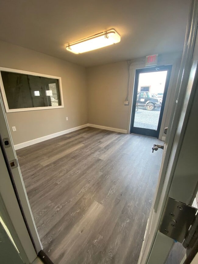 Photo - Warehouse space w/ small office AVAILABLE Unidad Garage #16
