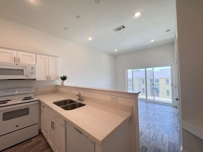 Building Photo - 3477 Reeves St Unit 3H Rental