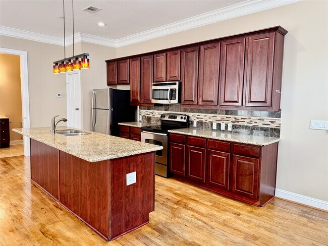 Building Photo - 314 W Bell St Unit 201