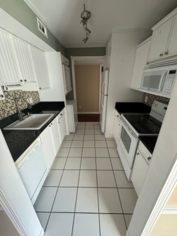 Photo - 1469 Bobolink Pl