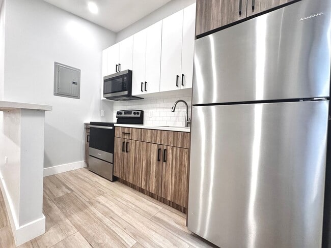 Building Photo - 1 Bedroom 1 Bathroom Efficiency