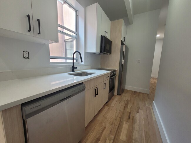 Photo - 18-65-65 Putnam Ave Unit 3B