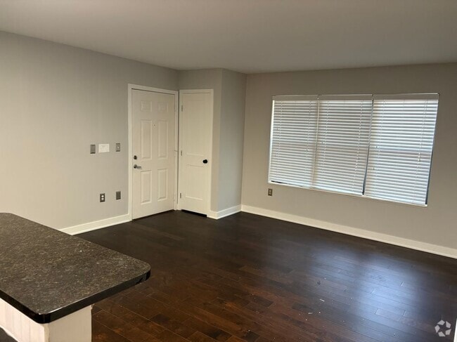Building Photo - 435 W 9th St Rental