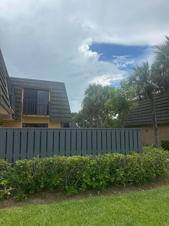 Photo - 1014 10th Way