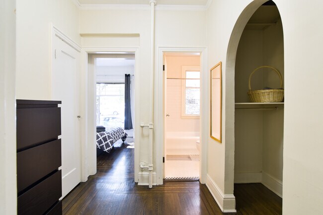 Photo - 935 Jervis St Unit 8