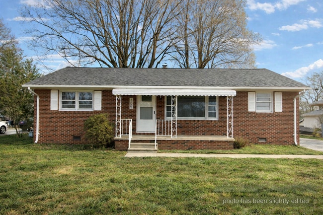 Building Photo - Three bedroom, 1.5 bath house in Burlington