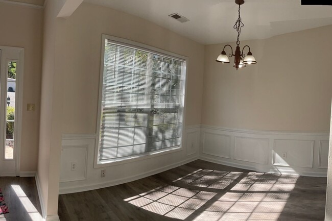 Photo - Quiet Neighborhood- Large family living!