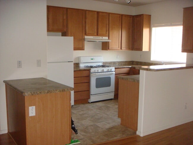 Photo - 608 N Robles St