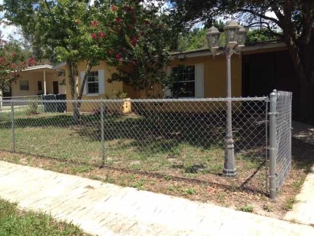Building Photo - 2 Bed 1 Bath Home | Pet Friendly | Washer ...