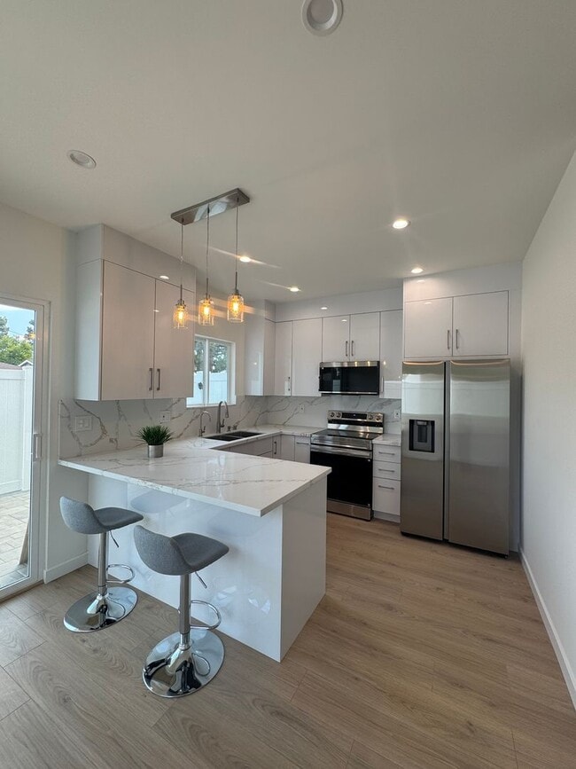 Building Photo - Spacious 1000 Sq. Ft. First-Floor Back ADU... Rental