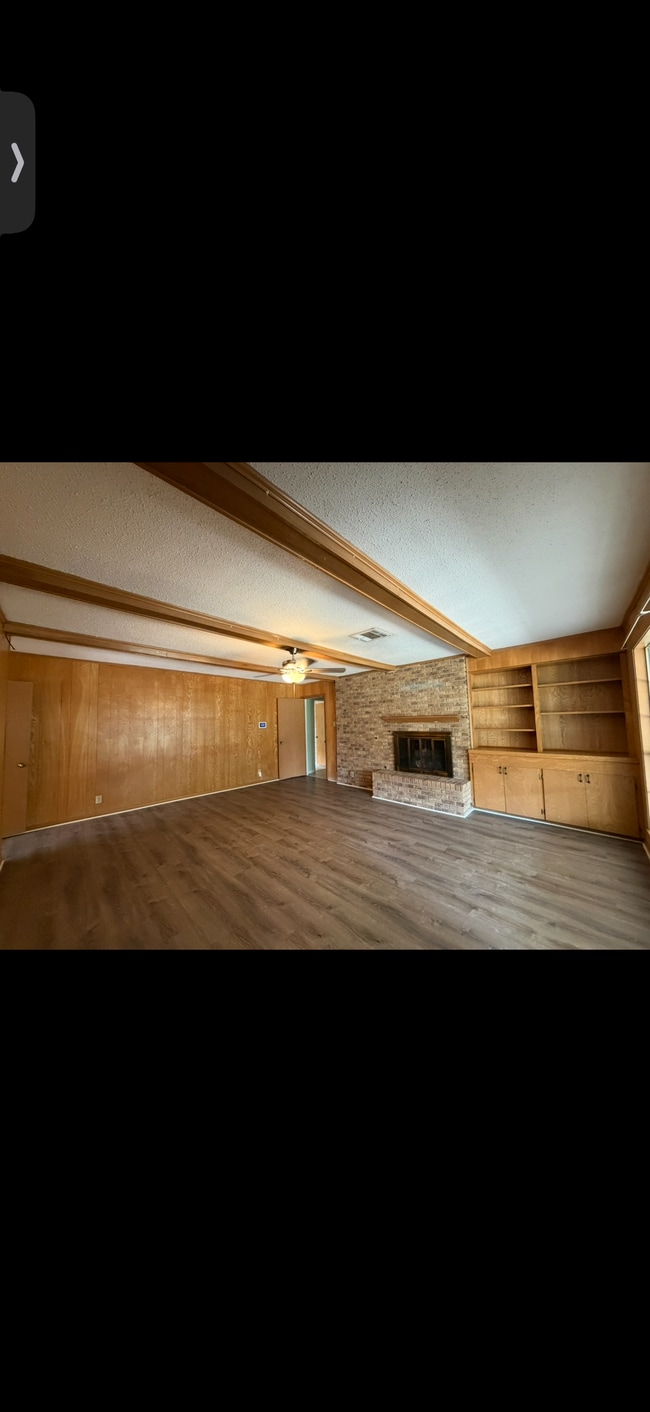2102 Elmwood Dr