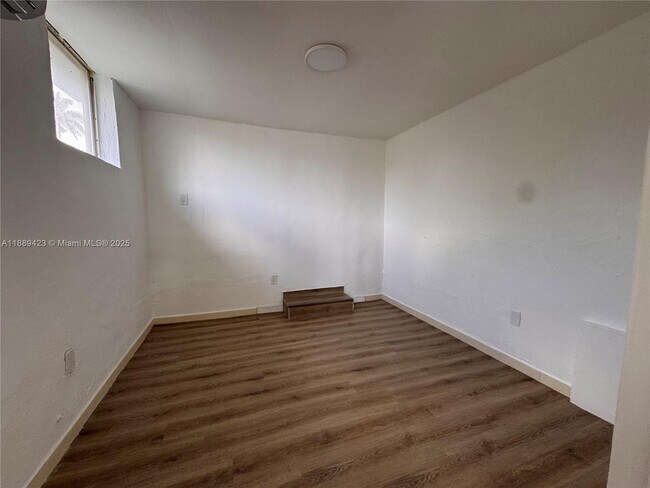 Photo - 481 E 31st St Unidad 1