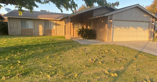 Large 3 Bedroom, 2 Bath Home on NE - Large 3 Bedroom, 2 Bath Home on NE