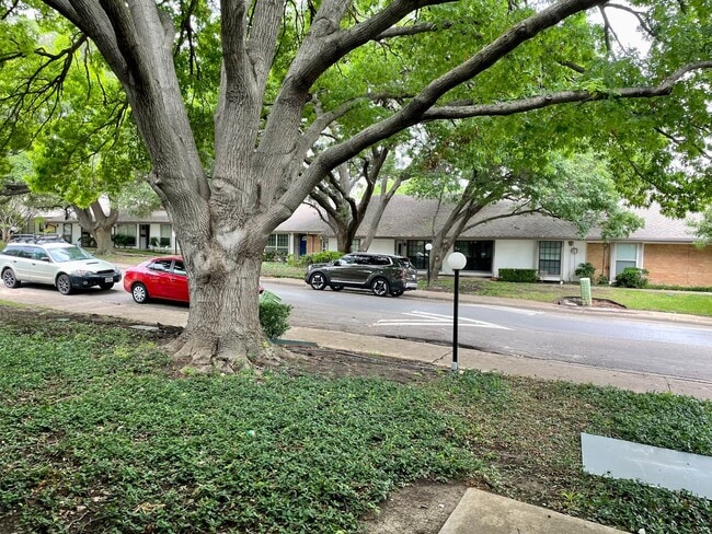 Photo - Townhome For Rent in Dallas - 3 Bedrooms/2 Baths