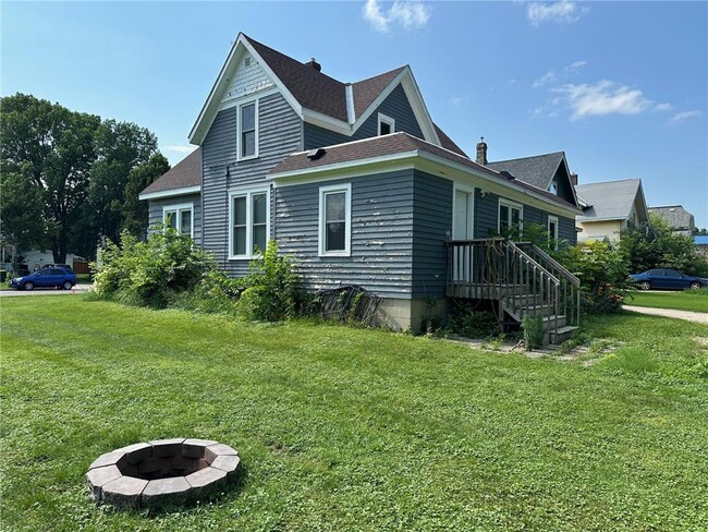 Photo - 613 3rd St SW