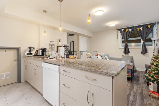 Photo - 476 Sunnyside Av