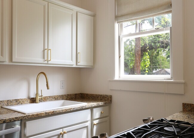 Kitchen - Brinkleys Apartments