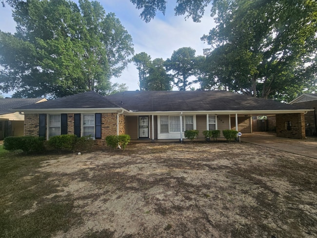 Building Photo - Massive 4BR/3BA Memphis Rental | Brick Fireplace & Built-Ins | Fenced Yard!