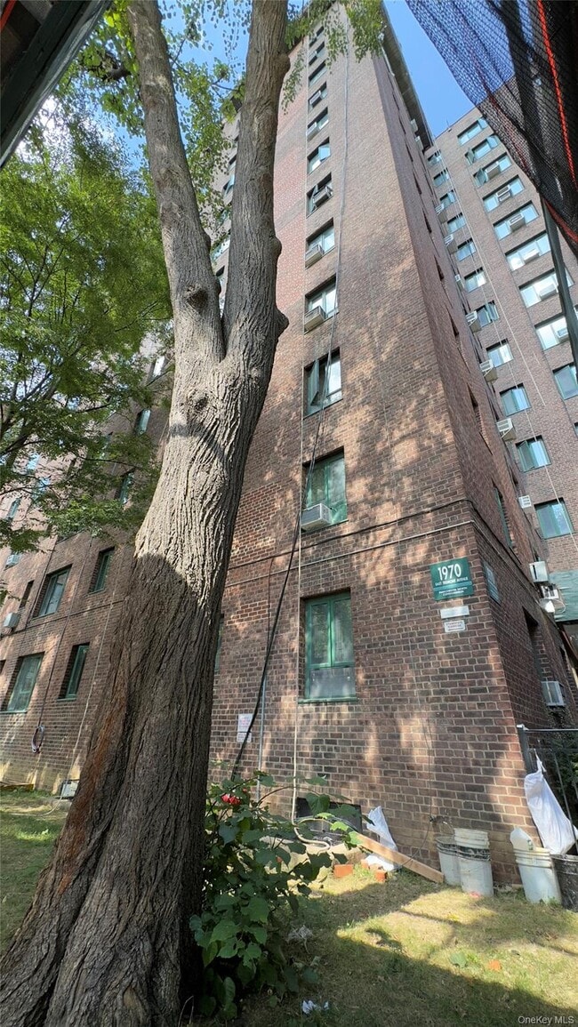 Building Photo - 1970 E Tremont Ave Unit 5G Rental