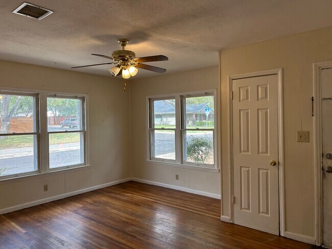 Building Photo - 1802 Vine St