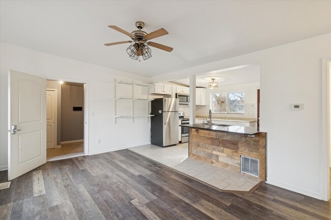 Building Photo - 671 W Clark Rd Unit 1