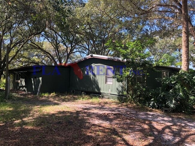 Photo - **Large 3/2 Lake front home on spacious, s...